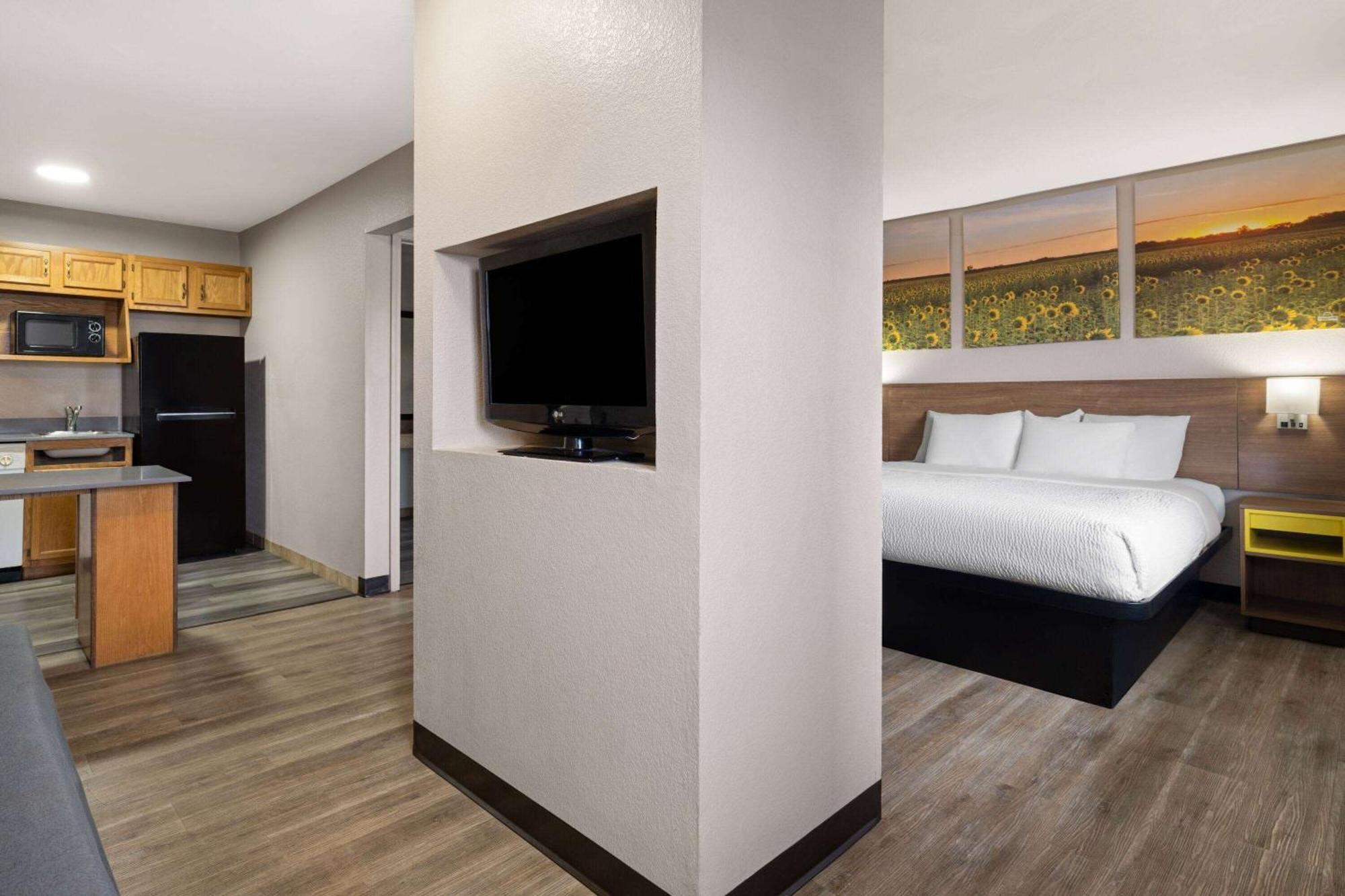1 King Bed, Accessible Studio Suite, Non-Smoking,1642327708:JPEG