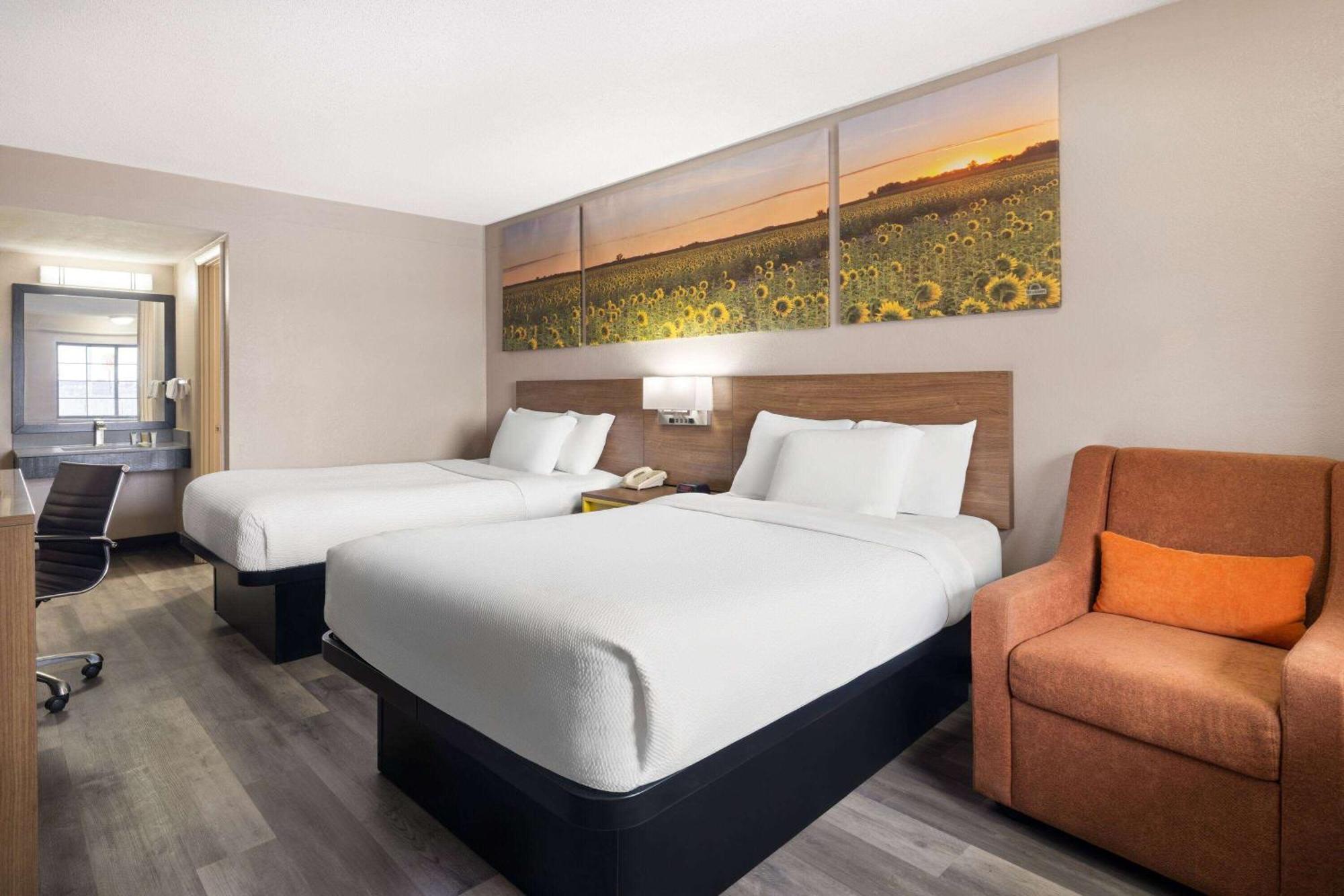 Deluxe Double Room with Two Double Beds - Non-Smoking,1642327726:JPEG
